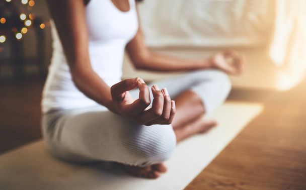 Frau, Hände und Yoga in Meditation für Zen, spirituelles Wohlbefinden oder gesunde Bewegung auf der Bodenmatte zu Hause. Hand des ruhigen weiblichen Yogis in Meditation für Entspannung, Geist und Gesundheit im Bewusstsein für Wohlbefinden. - Foto, Bild