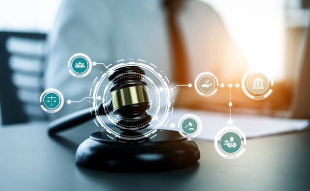 Έξυπνο δίκαιο, νομικές συμβουλές εικονίδια και εργαλεία εργασίας δικηγόρων στο γραφείο δικηγόρων που παρουσιάζουν την έννοια του ψηφιακού δικαίου και της επιγραμμικής τεχνολογίας του έξυπνου δικαίου και των κανονισμών . - Φωτογραφία, εικόνα