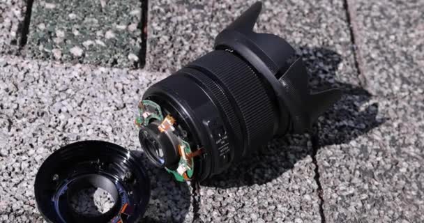 Een gebroken lens op de straat zonnige dag handheld. Hoge kwaliteit 4k beeldmateriaal - Video