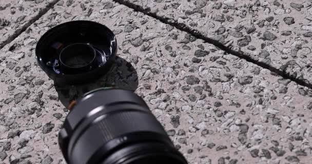Una lente rotta sulla strada giornata di sole palmare. Filmati 4k di alta qualità - Filmati, video