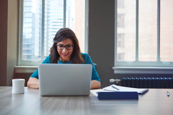 Делает свою работу и делает ее хорошо. деловая женщина, использующая ноутбук в офисе - Фото, изображение