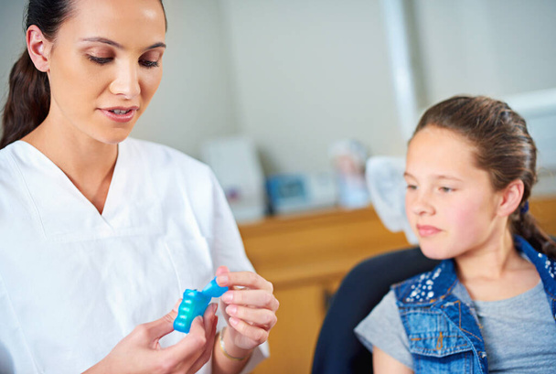 Hora do check-up. uma dentista e uma criança em um consultório odontológico - Foto, Imagem