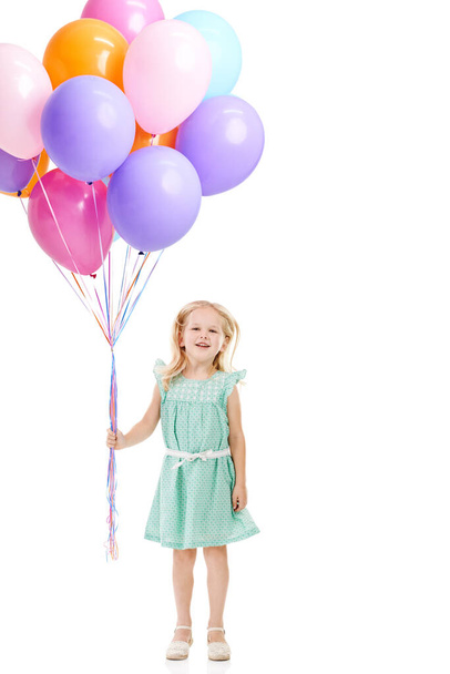 Ilmapalloja erityistä päivääsi varten. Studio laukaus söpö pieni tyttö tilalla joukko ilmapalloja vastaan valkoinen tausta - Valokuva, kuva