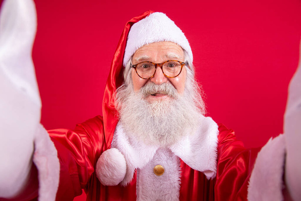 Santa Claus making selfie photos. Christmas night. Gift delivery. Enchanted dreams of children. - Foto, imagen