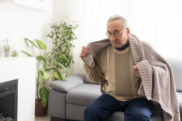 Близьке обличчя сумних кавказьких старших 80-х чоловік почувається засмученим і самотнім, стоячи в приміщенні, оглядаючись на самотність, догляд за домом, хвороби похилого віку Паркінсона Альцгеймера - Фото, зображення