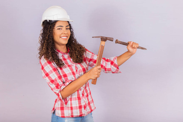 Contractor woman drilling the wall with hammer. - Foto, Bild