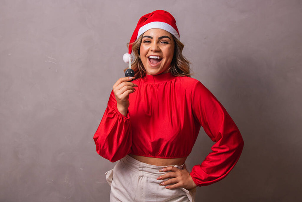 Christmas girl in santa hat holding auto keys. Isolated. - Fotoğraf, Görsel