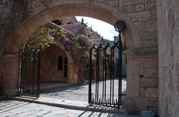 Portti sisäpihalle Ialyssoksen luostarissa Rhodes
 - Valokuva, kuva
