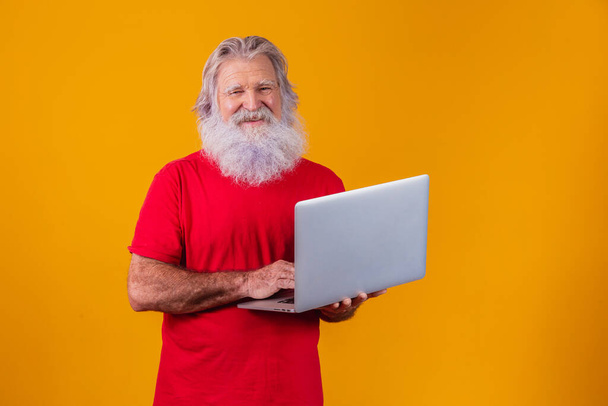 Elderly man working with laptop. - Fotografie, Obrázek