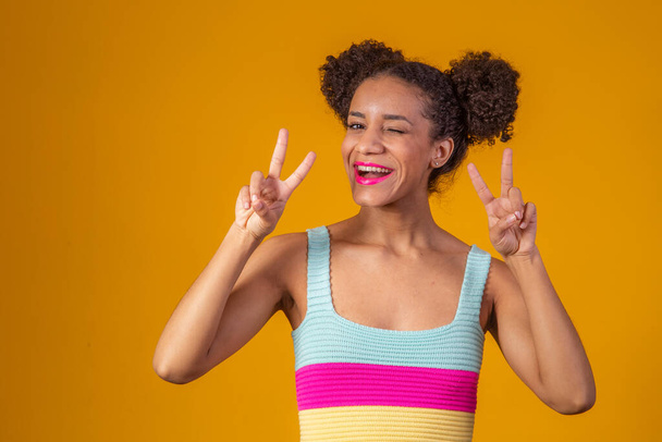 afro girl with good vibe making peace and love with her fingers - Foto, Imagen