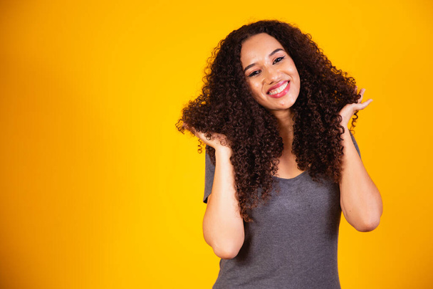 Portrait de beauté de femme afro-américaine avec coiffure afro et maquillage glamour. Une Brésilienne. Mixte. Cheveux bouclés. Coiffure. - Photo, image