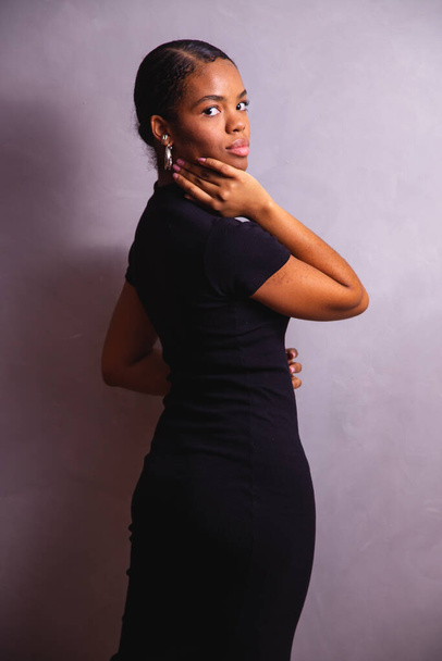 Black woman. Black woman portrait in photo studio - Foto, afbeelding