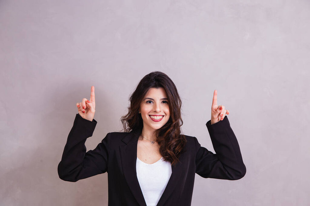 beautiful business woman pointing up with space for text. - Foto, afbeelding