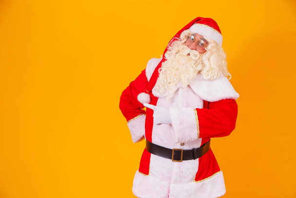 Santa Claus pointing to the free side for left side text - Foto, Imagem