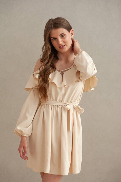 hermosa mujer joven en un vestido beige - Foto, imagen