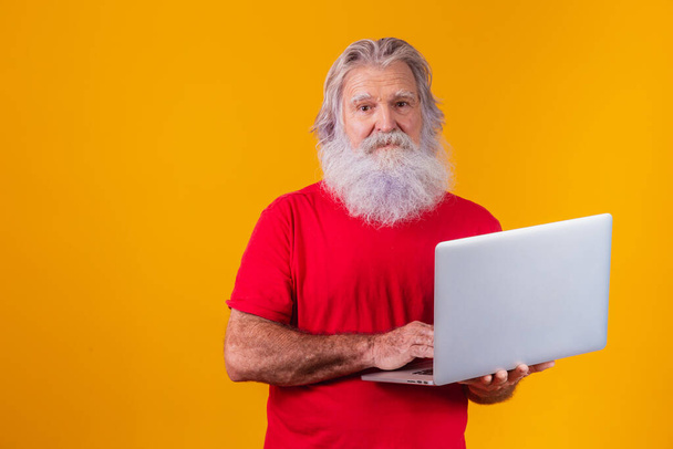 Elderly man working with laptop. - Фото, зображення
