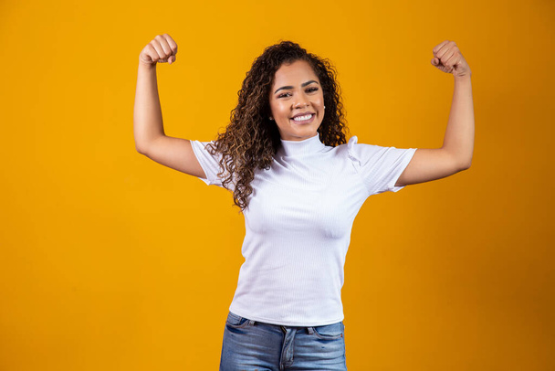strong woman showing arm muscles. strong concept - Foto, afbeelding