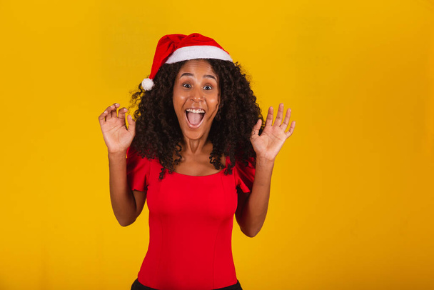 closeup of smiling afro woman with santa hat smiling at camera - Foto, afbeelding