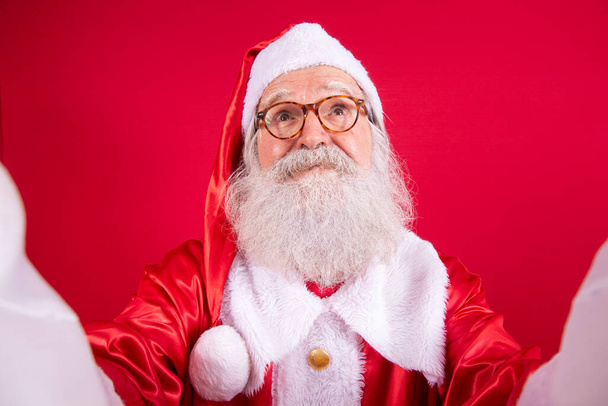 Santa Claus making selfie photos. Christmas night. Gift delivery. Enchanted dreams of children. - Фото, зображення
