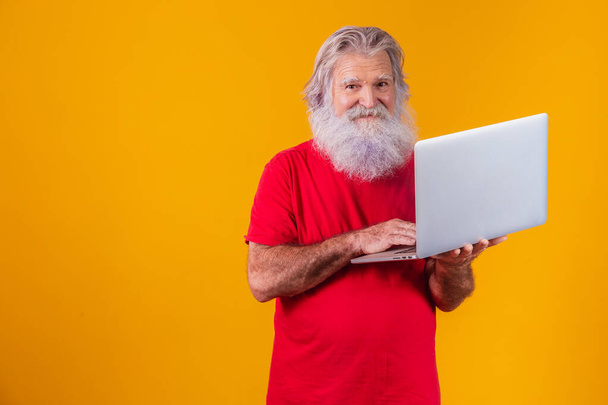 Elderly man working with laptop. - Фото, зображення