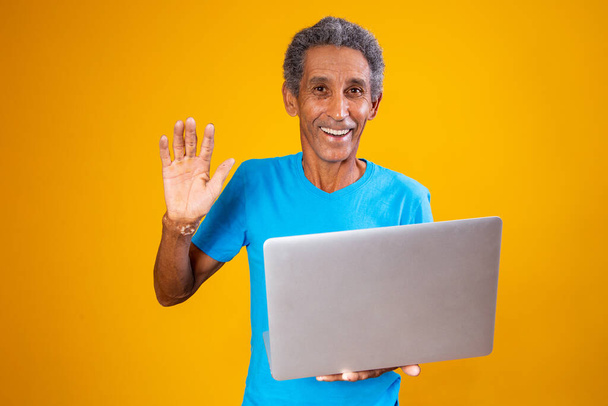 літній чоловік з ноутбуком у відеоконференції
 - Фото, зображення