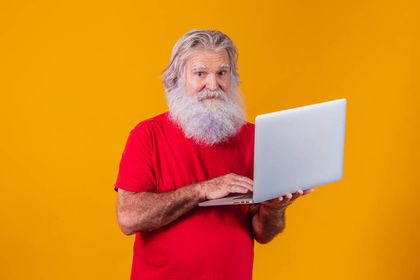 Elderly man working with laptop. - Photo, image