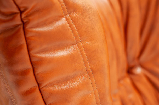 Nahaufnahme einer orangen Lederjacke - Foto, Bild