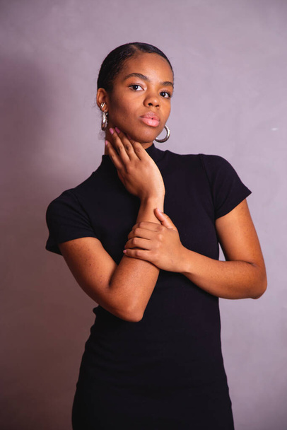 Чорна жінка. Портрет чорної жінки в фотостудії
 - Фото, зображення