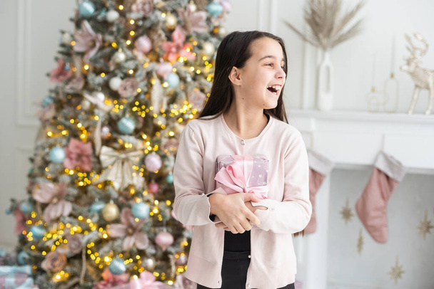 Mutlu, küçük, gülümseyen kız Noel hediyesi kutusuyla. - Fotoğraf, Görsel
