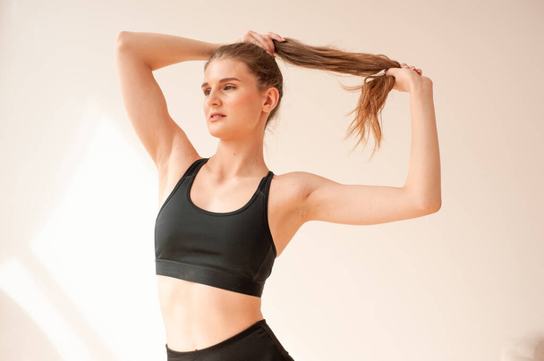 young sporty woman stretching in gym - Fotografie, Obrázek