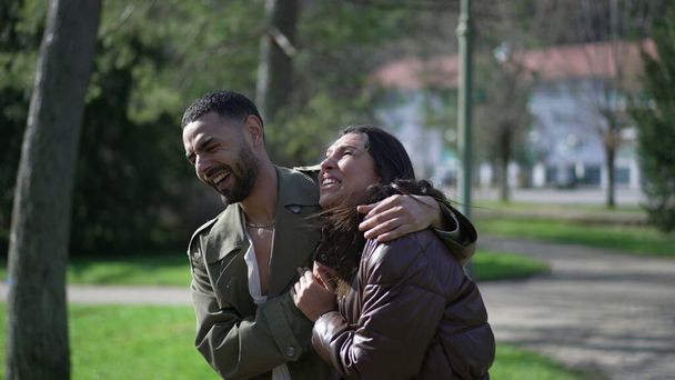 幸せなアラブカップル本物の笑いと笑顔で公園で晴れた散歩を楽しむ - 写真・画像