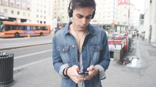 Joven y escuchandonos en la ciudad
 - Metraje, vídeo