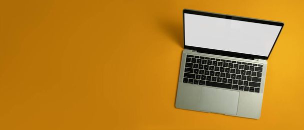 Φορητός υπολογιστής με λευκή άδεια οθόνη σε κίτρινο φόντο με χώρο αντιγραφής για το διαφημιστικό σας κείμενο. - Φωτογραφία, εικόνα