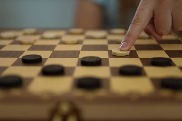 primo piano di una mano di donna anziana che gioca a scacchi. Foto di alta qualità - Foto, immagini