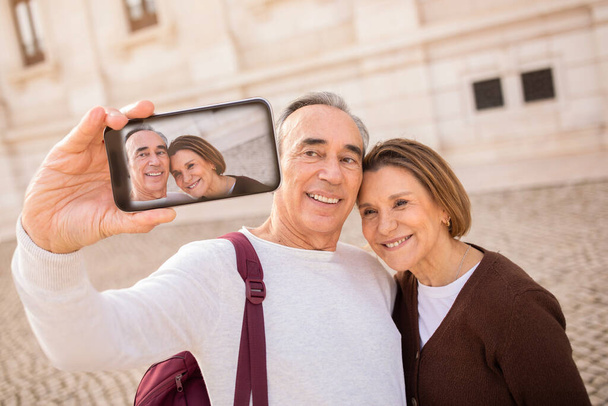 Cestovní chvíle. Veselý Senior Pár dělat Selfie na telefonu zachytit jejich dovolenou stojící v Lisabonu City Outdoor. Koncepce života a dovolené v Evropě v důchodu. Koláž - Fotografie, Obrázek