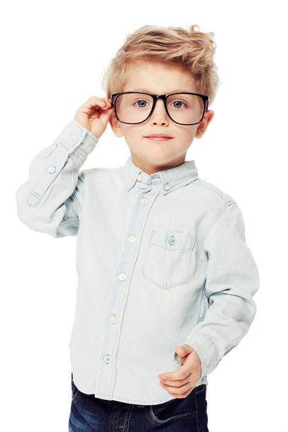 Σπασίκλας ή σπασίκλας, πορτρέτο μικρού παιδιού με γυαλιά και σε λευκό φόντο. Έξυπνο ή έξυπνο, σοβαρό και απομονωμένο παιδί προσαρμόζοντας τα γυαλιά του ως σίγουρος μαθητής σε ένα σκηνικό στούντιο. - Φωτογραφία, εικόνα