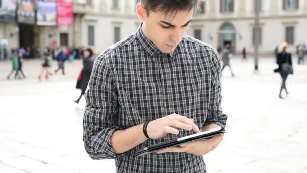 jonge man met behulp van tablet - Video