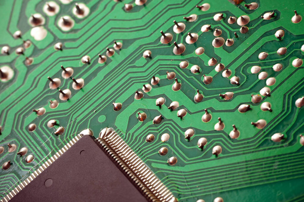 Concepto de dispositivos de chip. Microchip en placa electrónica soldada. - Foto, imagen