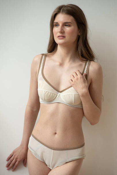 bella giovane donna in lingerie bianca su uno sfondo leggero - Foto, immagini