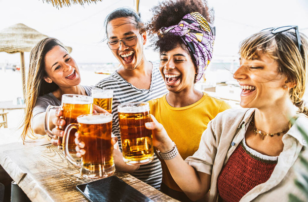 Wielorasowa młodzież bawiąca się piciem piwa na imprezie na plaży. Koncepcja młodzieży, przyjaźni i lata - Zdjęcie, obraz