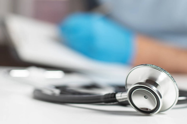 Stethoscoop op achtergrond arts en fopspeen blanco in kliniek. - Foto, afbeelding