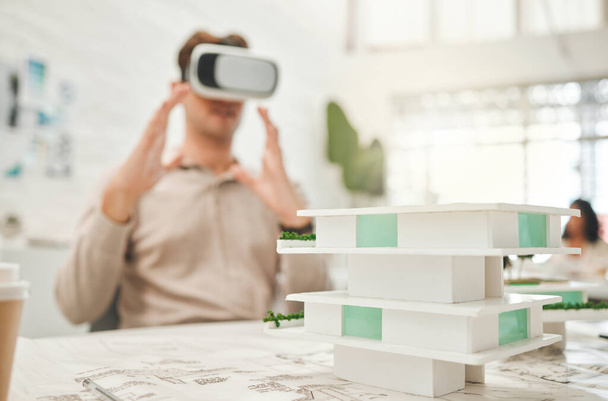 Designer plant sein Gebäude mit VR-Headset. Architekt spielt mit Virtual-Reality-Brille. Designer mit KI-Architektur-Simulator. Geschäftsmann plant sein Bauprojekt mit VR-Brille. - Foto, Bild