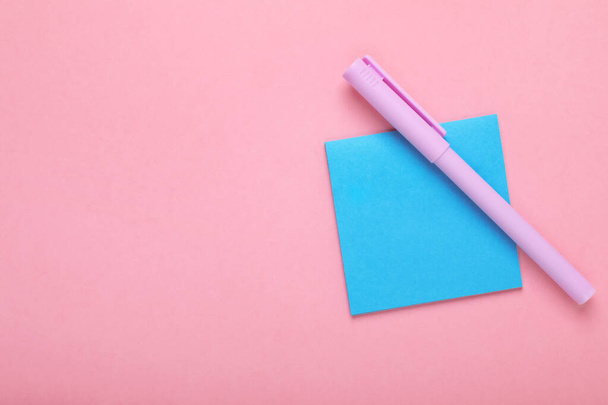 Paper note and purple marker on pink background, top view. Space for text - Photo, Image