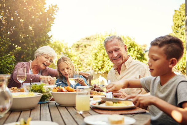 ゆっくりと泡と昼食。屋外で一緒に昼食を食べる家族 - 写真・画像