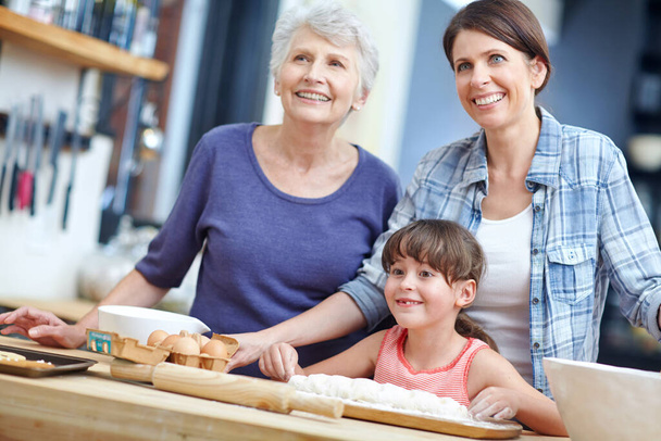 Sitominen leivonnaisten aikana. kolmen sukupolven perhepaistaminen yhdessä - Valokuva, kuva