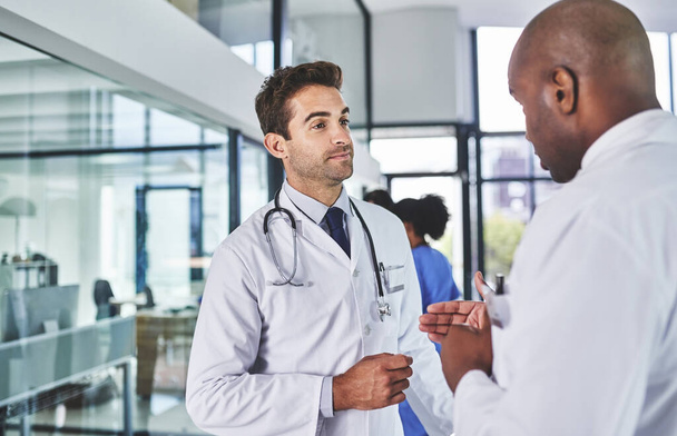 ¿Cuál es su opinión experta, doctor? dos doctores discutiendo en un hospital - Foto, imagen