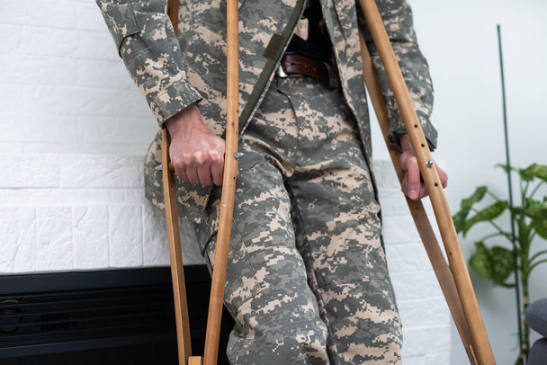 voják v khaki vojenské uniformě na berlích. - Fotografie, Obrázek