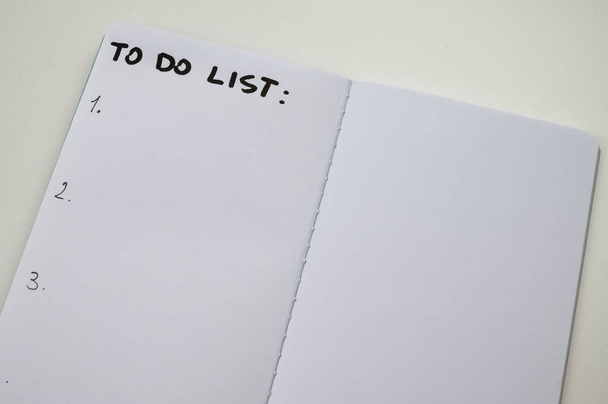 Page de journal vierge avec écriture "à faire liste". Objectifs, priorités et choses à faire dans la vie. - Photo, image