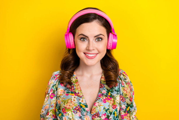 Foto di allegra donna positiva vestita camicetta stampa fiore vintage godendo canzoni cuffie isolato colore giallo sfondo. - Foto, immagini