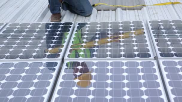 Contractor installing solar panels - Materiał filmowy, wideo